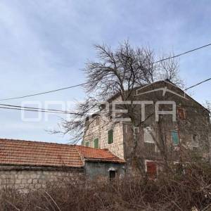 Dvije kamene kuće ukupne površine 300 m² u Donjem Muću