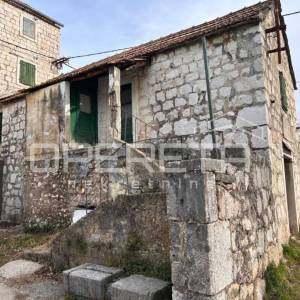 Dvije kamene kuće ukupne površine 300 m² u Donjem Muću