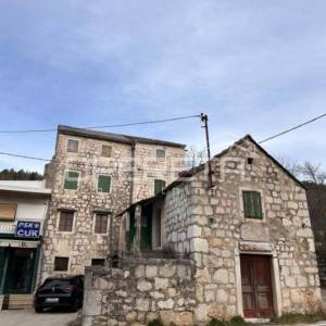 Dvije kamene kuće ukupne površine 300 m² u Donjem Muću