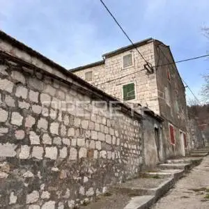 Dvije kamene kuće ukupne površine 300 m² u Donjem Muću
