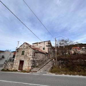 Dvije kamene kuće ukupne površine 300 m² u Donjem Muću