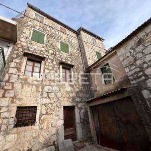 Dvije kamene kuće ukupne površine 300 m² u Donjem Muću