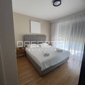 DVOETAŽNI STAN 144,70 m² | PRIVATNI BAZEN, VELIKI VRT I 3 SPAVAĆE SOBE
