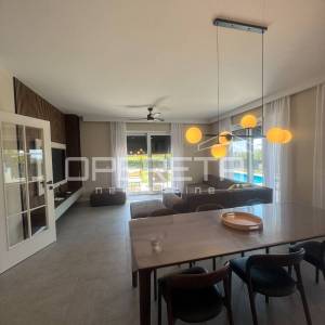 DVOETAŽNI STAN 144,70 m² | PRIVATNI BAZEN, VELIKI VRT I 3 SPAVAĆE SOBE