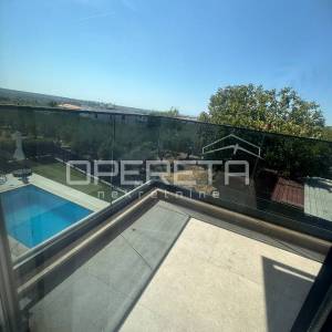 DVOETAŽNI STAN 144,70 m² | PRIVATNI BAZEN, VELIKI VRT I 3 SPAVAĆE SOBE