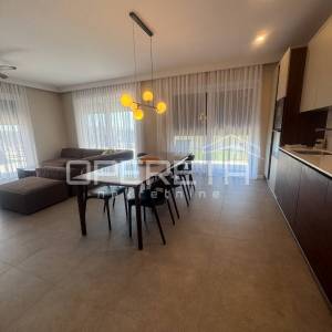 DVOETAŽNI STAN 144,70 m² | PRIVATNI BAZEN, VELIKI VRT I 3 SPAVAĆE SOBE