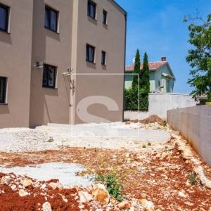 Dvosoban stan, Poreč, Žbandaj – novogradnja s 400 m² privatne okućnice