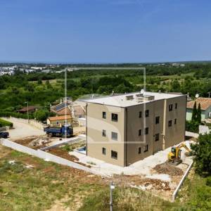 Dvosoban stan, Poreč, Žbandaj – novogradnja s 400 m² privatne okućnice