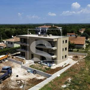 Dvosoban stan, Poreč, Žbandaj – novogradnja s 400 m² privatne okućnice