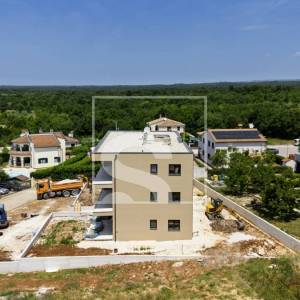 Dvosoban stan, Poreč, Žbandaj – novogradnja s 400 m² privatne okućnice