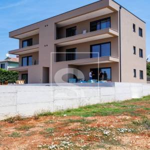 Dvosoban stan, Poreč, Žbandaj – novogradnja s 400 m² privatne okućnice