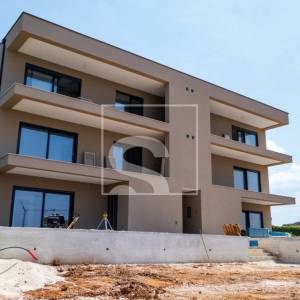 Dvosoban stan, Poreč, Žbandaj – novogradnja s 400 m² privatne okućnice