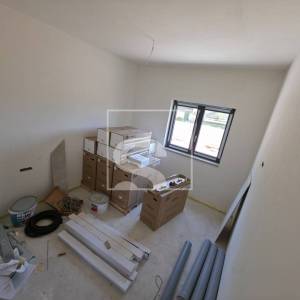 Dvosoban stan, Poreč, Žbandaj – novogradnja s 400 m² privatne okućnice