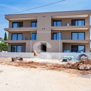 Dvosoban stan, Poreč, Žbandaj – novogradnja s 400 m² privatne okućnice