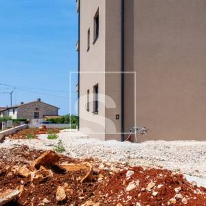 Dvosoban stan, Poreč, Žbandaj – novogradnja s 400 m² privatne okućnice