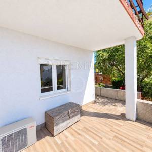 Grad Krk – namješteni apartman u prizemlju s terasom!