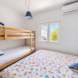 Grad Krk – namješteni apartman u prizemlju s terasom!