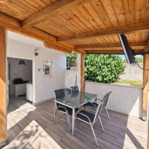 Grad Krk – namješteni apartman u prizemlju s terasom!