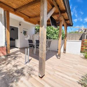 Grad Krk – namješteni apartman u prizemlju s terasom!