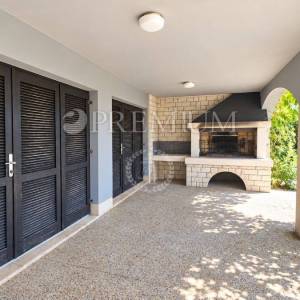 Grad Krk – samostojeća kuća 100 m od mora, pogled na more!