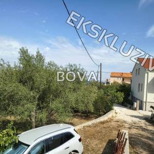 Građevinsko zemljište 550 m2 – Preko *Drugi red do mora* (ID-2609/E)