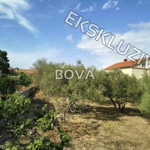 Građevinsko zemljište 550 m2 – Preko *Drugi red do mora* (ID-2609/E)