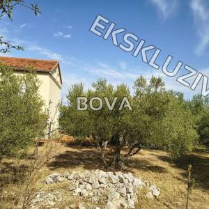 Građevinsko zemljište 550 m2 – Preko *Drugi red do mora* (ID-2609/E)