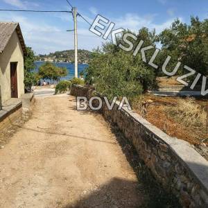 Građevinsko zemljište 550 m2 – Preko *Drugi red do mora* (ID-2609/E)