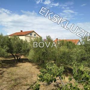 Građevinsko zemljište 550 m2 – Preko *Drugi red do mora* (ID-2609/E)