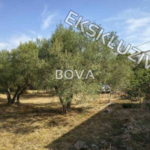 Građevinsko zemljište 550 m2 – Preko *Drugi red do mora* (ID-2609/E)