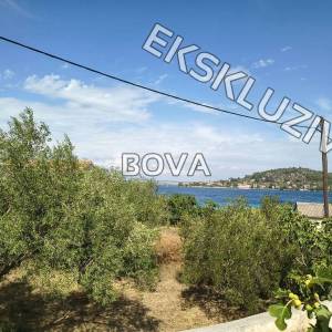 Građevinsko zemljište 550 m2 – Preko *Drugi red do mora* (ID-2609/E)
