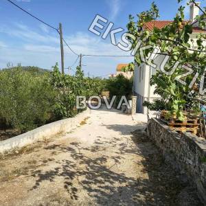 Građevinsko zemljište 550 m2 – Preko *Drugi red do mora* (ID-2609/E)