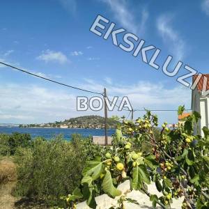 Građevinsko zemljište 550 m2 – Preko *Drugi red do mora* (ID-2609/E)