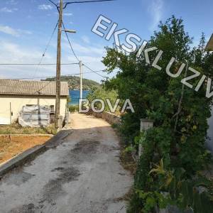 Građevinsko zemljište 550 m2 – Preko *Drugi red do mora* (ID-2609/E)