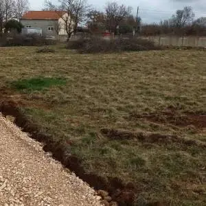 GRAĐEVINSKO ZEMLJIŠTE POSLOVNE NAMJENE S GRAĐEVINSKOM DOZVOLOM – MARČANA