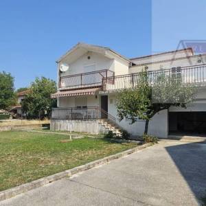 Imotski kuća 300 m2 + okućnica 1000 m2 - novo u ponudi!
