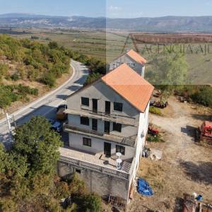 Imotski Runović kuća 540 m2 + zemljište 1353 m2 - povoljno!