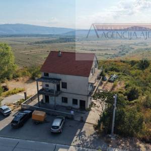 Imotski Runović kuća 540 m2 + zemljište 1353 m2 - povoljno!