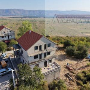Imotski Runović kuća 540 m2 + zemljište 1353 m2 - povoljno!