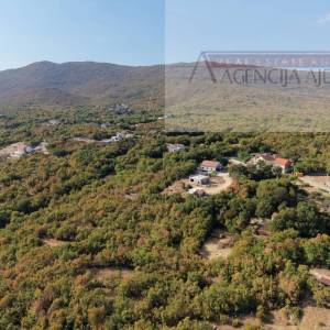 Imotski Runović kuća 540 m2 + zemljište 1353 m2 - povoljno!