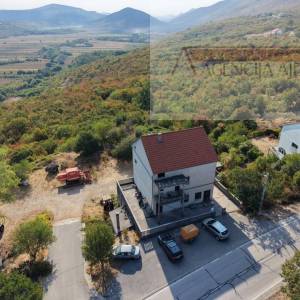 Imotski Runović kuća 540 m2 + zemljište 1353 m2 - povoljno!