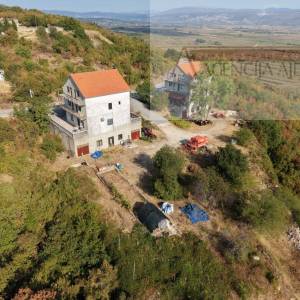 Imotski Runović kuća 540 m2 + zemljište 1353 m2 - povoljno!