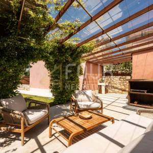 Istra, Buje, Kaštel - okolica, kamena vila s bazenom