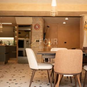 Istra, Buje, Kaštel - okolica, kamena vila s bazenom