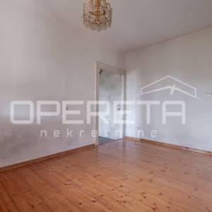 Istra, Buje – stan s okućnicom i pogledom na grad, za renovaciju
