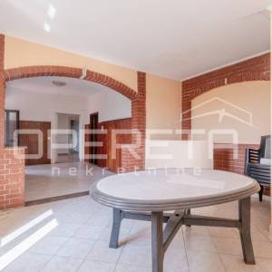 Istra, Buje – stan s okućnicom i pogledom na grad, za renovaciju
