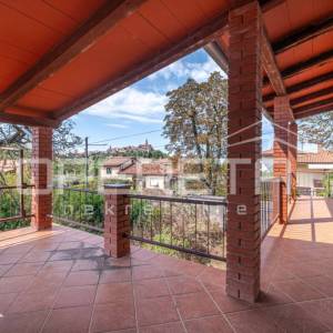 Istra, Buje – stan s okućnicom i pogledom na grad, za renovaciju
