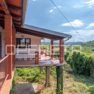 Istra, Buje – stan s okućnicom i pogledom na grad, za renovaciju
