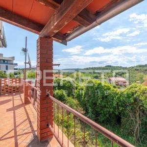 Istra, Buje – stan s okućnicom i pogledom na grad, za renovaciju
