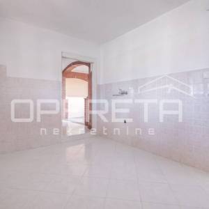 Istra, Buje – stan s okućnicom i pogledom na grad, za renovaciju
